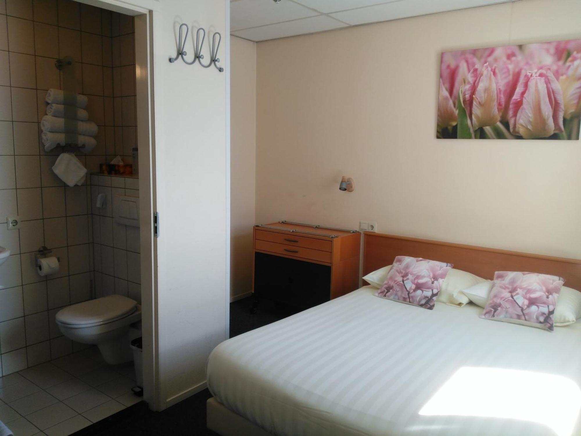 Small Double Room,688348161:JPEG